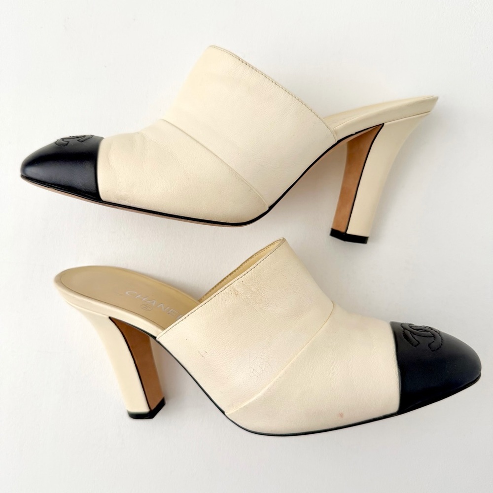 CHANEL || Ivory Leather Black Cap Toe CC Mule Heels Slides EU 37C - Picture 3 of 13